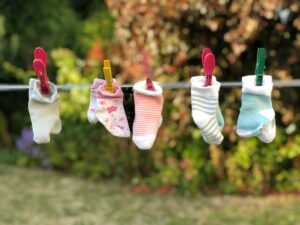 5 paires de chaussettes épinglées sur une corde à linge