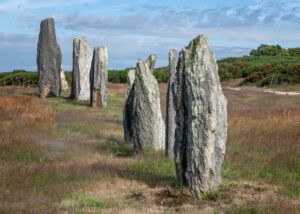 photo de roches grises alignées dans un champ d'herbe